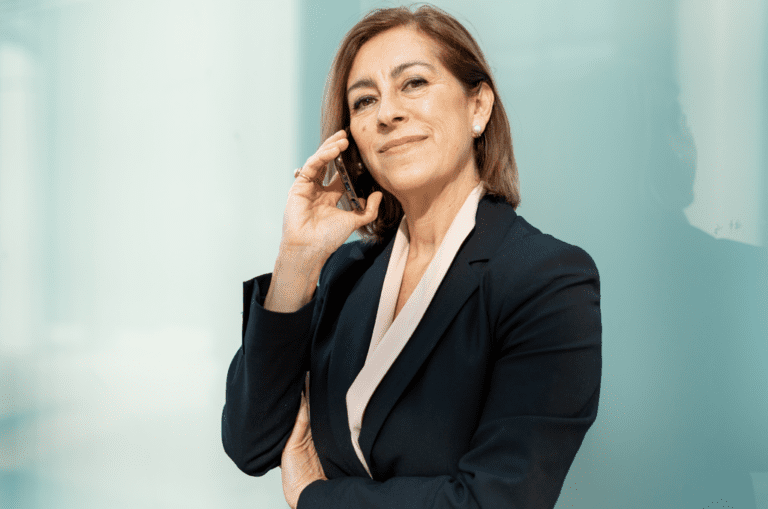 confident-senior-business-woman-with-arms-crossed - 1024xPNG